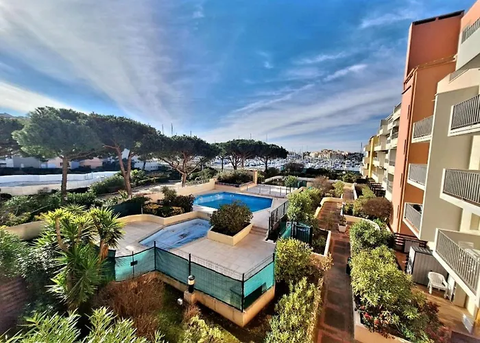 Superbe Climatise, Avec Piscine, Proche Des Commerces Et Du Port *